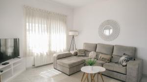 - un salon avec un canapé et une télévision dans l'établissement Casa Vesalia, à Vinaròs