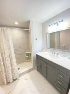 La salle de bains est pourvue d'un lavabo et d'une douche. dans l'établissement Beachfront Sunsets At Oakwood Beach, à Delaware City