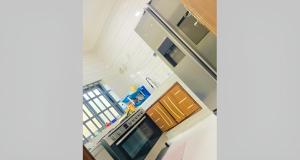 vista sul soffitto di una cucina con piano cottura e forno di Bénin Booking Buddy a Cotonou