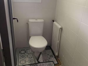 uma pequena casa de banho com um WC e um radiador em Appartement Prats-de-Mollo-la-Preste, 3 pièces, 6 personnes - FR-1-659-60 em Prats-de-Mollo-la-Preste