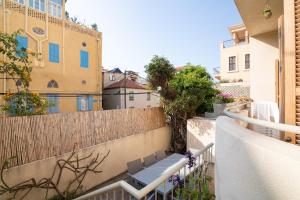 een balkon met een bank en een hek bij Luxury Dolphin House in Tel Aviv