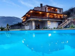 una casa con una grande piscina di fronte di Filin Resort a Ijevan