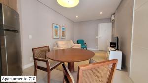 a kitchen and living room with a table and chairs at Book Santos - Estanconfor 710 e Estanconfor 810 Apto Executivo in Santos