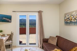 Posezení v ubytování Phevos seaview apartment + 22 fotografií