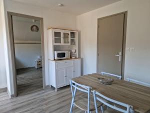 Kuchyň nebo kuchyňský kout v ubytování Appartement au milieu des vignes