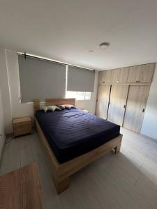 una camera con un grande letto di Apartamento - Luz House a Bogotá