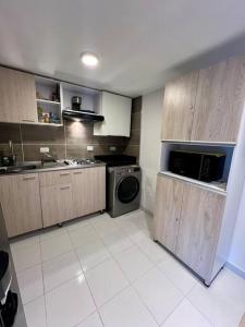 una cucina con lavatrice e lavastoviglie di Apartamento - Luz House a Bogotá