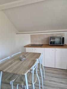 Kuchyň nebo kuchyňský kout v ubytování Appartement au milieu des vignes