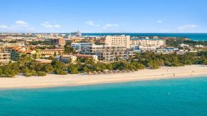 eine Luftansicht auf einen Strand und Gebäude in der Unterkunft O Condominium Beachfront Residences, by Bocobay Aruba in Palm-Eagle Beach