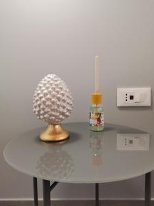 a table with a lamp and a bottle on it at CasAnna in Castellammare del Golfo