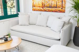 a white couch in a living room with a painting at Villa Giannari in Stalos