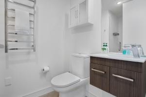 Un baño de Skyline Serenade Apt with SkyCity View and Parking 31 fotos más