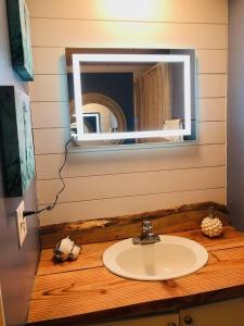 ein Bad mit einem Waschbecken und einem Spiegel in der Unterkunft Beautiful Oceanview Retreat 2 Bedroom Home in Port Hadlock
