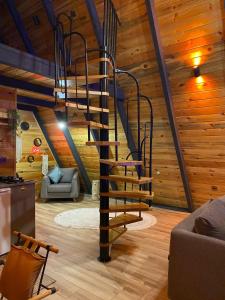 una escalera de caracol en medio de una sala de estar en Sapanca olivia bungalov, en Sapanca
