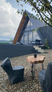 una casa con un banco y una mesa delante en Sapanca olivia bungalov, en Sapanca