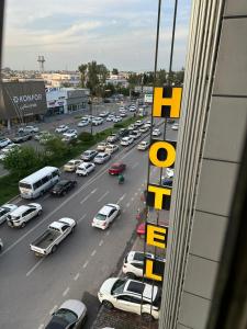 uma vista para uma movimentada rua da cidade cheia de carros em Athena Stars Hotel em Erbil