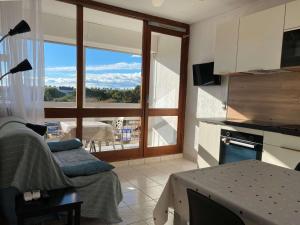 Posedenie v ubytovaní T1 rénové avec balcon, clim, wifi, à Balaruc-les-Bains - FR-1-553-220