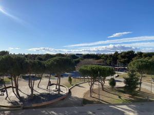widok na park z drzewami i drogą w obiekcie T1 rénové avec balcon, clim, wifi, à Balaruc-les-Bains - FR-1-553-220 w mieście Balaruc-les-Bains +3 zdjęcia