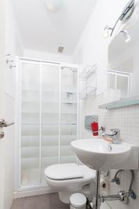 een witte badkamer met een toilet en een wastafel bij Sea View apartment 2B in Poris de Abona