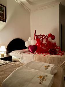 Una habitación con 2 camas con un cartel de feliz cumpleaños. en Paradise Resort, en Los Santos