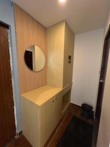 een badkamer met een kast met een spiegel aan de muur bij Wild Wings Premium Hotel in Hyderabad