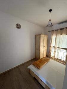 a bedroom with a bed and a window at Chambre tout confort avec salle de bain intérieure privée - Clim & breakfast in Saint-Louis