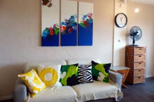 sala de estar con sofá blanco y almohadas coloridas en Spacious apartment a few steps from the sea, en Six-Fours-les-Plages