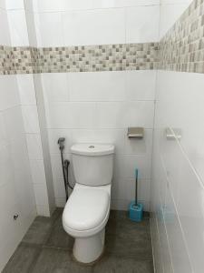 uma casa de banho com um WC branco num quarto em Chambre tout confort avec salle de bain intérieure privée - Clim & breakfast em Saint-Louis