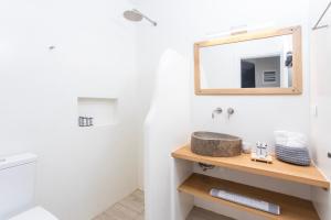 y baño con lavabo y espejo. en Alsea Seafront Apartments in Agia Pelagia Kythera, en Agia Pelagia - Citera