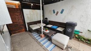 porche con sillas, mesa y sombrilla en Hostal Turismo Quintamar 1, en Viña del Mar