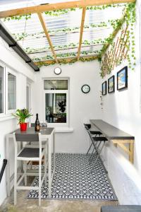 eine Terrasse mit Tisch und Stühlen und einer Decke in der Unterkunft Rare Free Parking in Heart of the City - Highly Rated Townhouse & Garden - Peaceful Area Less Than 5min Walk to Beach, Shops, Bars, Arena, Marina, Parks in Swansea