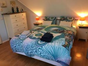 een slaapkamer met een groot bed met een design bij Beachvilla Grachtenkom in Makkum