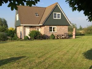 Gallery image of Beachvilla Grachtenblik in Makkum