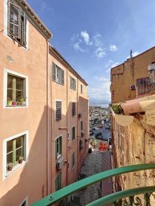 Výhľad na mesto Ajaccio alebo výhľad na mesto priamo z apartmánu