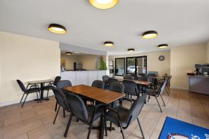 einen Konferenzraum mit Tischen und Stühlen sowie eine Küche in der Unterkunft Americas Best Value Inn-Celina in Celina
