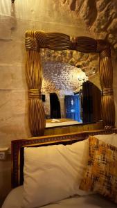 聖露法的住宿－karagül otel，一间卧室配有一张带木制床头板的床