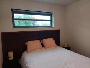 Rúm í herbergi á Vakantiewoning Nieuwdonk