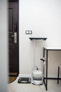 łazienka z umywalką pod stołem w obiekcie Apartment in Old Tbilisi w mieście Tbilisi City