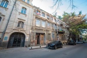 czarny samochód zaparkowany przed budynkiem w obiekcie Apartment in Old Tbilisi w mieście Tbilisi City