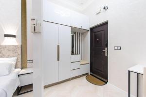 sypialnia z drzwiami, łóżkiem i biurkiem w obiekcie Apartment in Old Tbilisi w mieście Tbilisi City