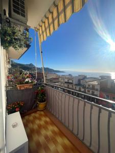 balcón con vistas a la ciudad en "Du' I Mazzi" Stanza Etna, en Giardini Naxos