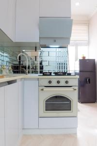 kuchnia z kuchenką i lodówką w obiekcie Apartment in Old Tbilisi w mieście Tbilisi City