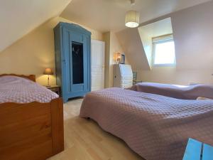 Posteľ alebo postele v izbe v ubytovaní Maison 3* face à la mer avec WiFi, à 200m du littoral, terrasse, parking, et tout confort à Pleumeur-Bodou - FR-1-368-366
