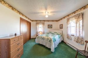 ein Schlafzimmer mit einem Bett und einer Kommode in der Unterkunft Sunset Cottage 