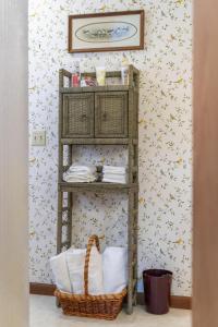 ein Regal mit Handtüchern und einem Korb in einem Zimmer in der Unterkunft Sunset Cottage 