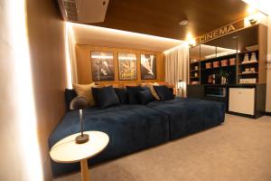 a bedroom with a large blue bed and a table at EXCELENTE Studio V915 Vila Olímpia in Sao Paulo