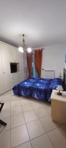 um quarto com um edredão azul numa cama em Marien House em La Spezia
