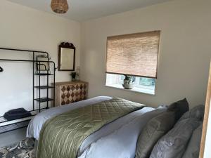 1 dormitorio con cama y ventana en Green Pasture, en Much Birch
