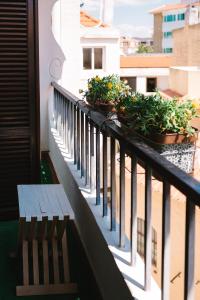 een bank op een balkon met potplanten bij Nomad Dreams N1 in Cascais