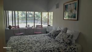 um quarto com uma cama, uma mesa e cadeiras em Casa Nadette em Guácima